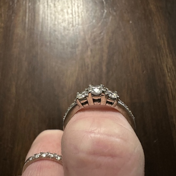 10kt white gold 1ct diamond 3 stone engagement ring - Picture 2 of 7